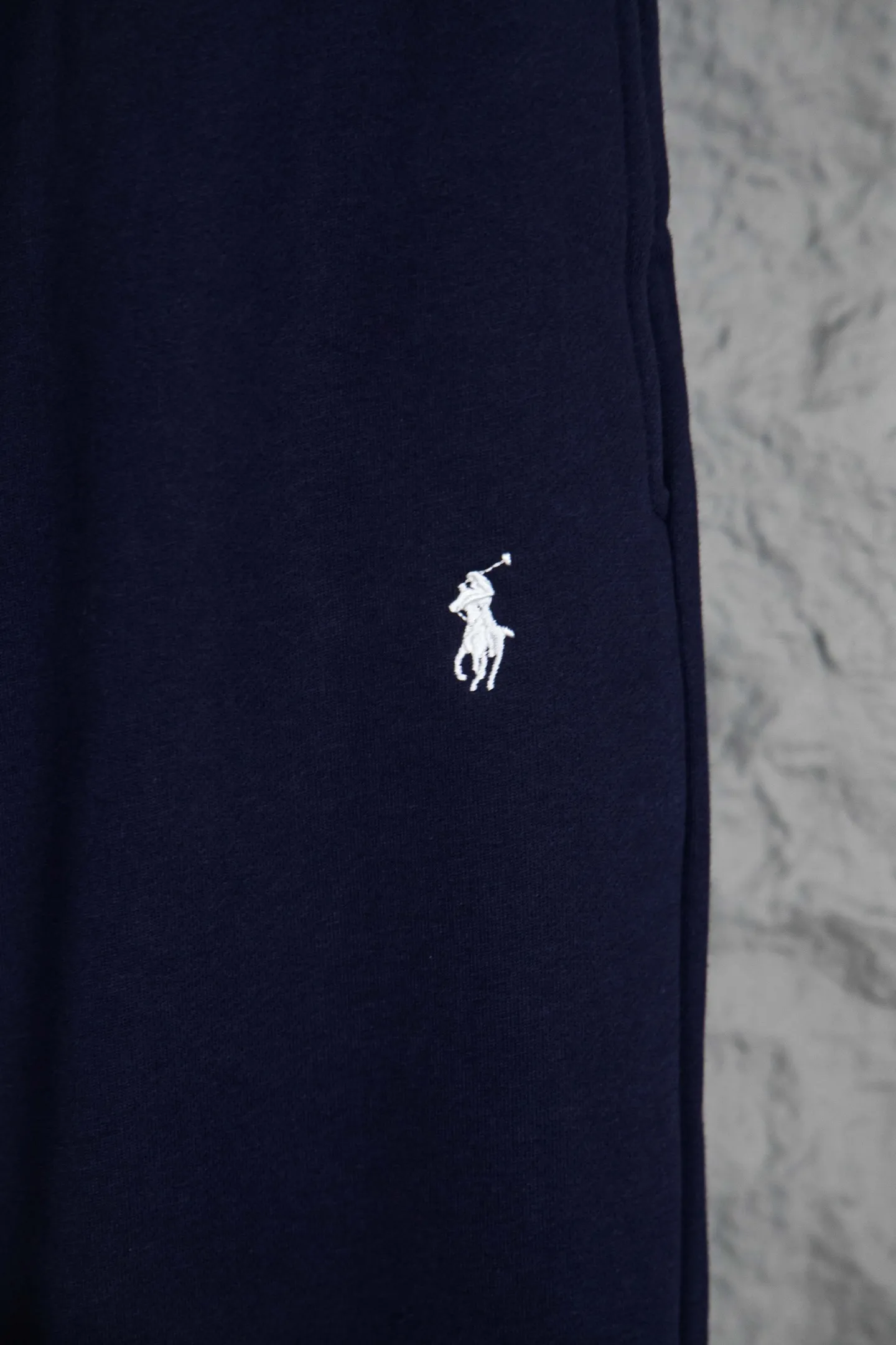P170 Ralph Lauren Ralph Lauren suit sweatpants. Pure cotton with anti-static treatment. No dust, no lint. The elastic waist is used with a drawstring. Very friendly to the figure. The cotton is comfortable and soft. The upper body is casual and free. Regular beveled double pockets on both sides. The white brand logo on the left leg collides with the black of the pants. Although it is small, it is quite recognizable. The brand adds a young and fashionable atmosphere to the original high-end sense. It can be called a cold protection weapon. A simple base layer is enough to withstand the severe cold and make it more fluffy and warm. Color: Gray, Black, Navy SIZE: S-XL